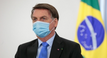 Bolsonaro veta prazo de cinco dias para a aprovação de vacina